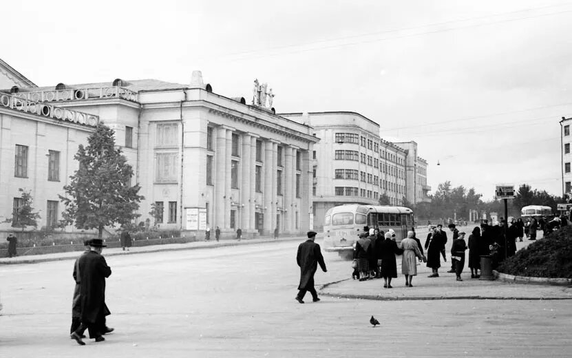    Ковры на стенах и советская реклама мотоциклов «Ижпланета»: сегодня ровно 100 лет со дня основания СССР