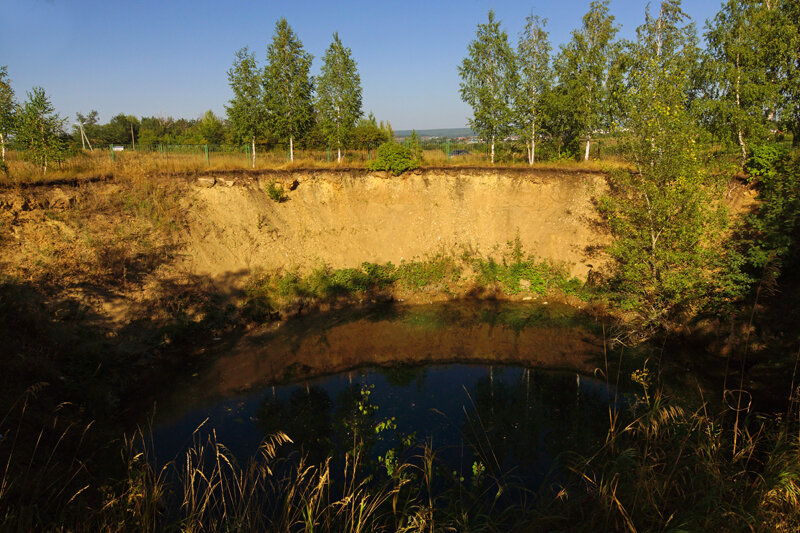 Диаметр озера 28 м, Максимальная глубина 25 м.