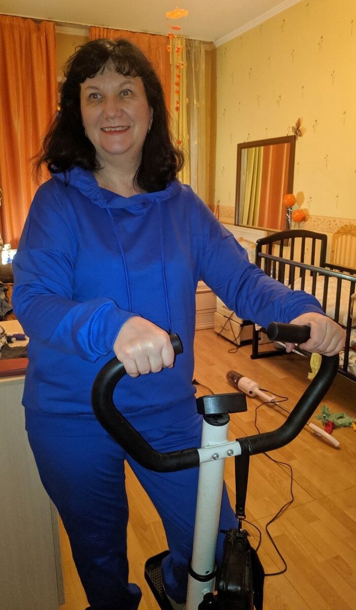 Это я в новом костюме , который подарил мне мой муж на Новый год , врываюсь в Новый год с прекрасным весом 75,3 кг. Иногда делаю шаги на этом гаджете. Так хотелось запечатлеть этот момент , что бросила  предновогоднюю уборку и попросила сына меня пофотографировать.
