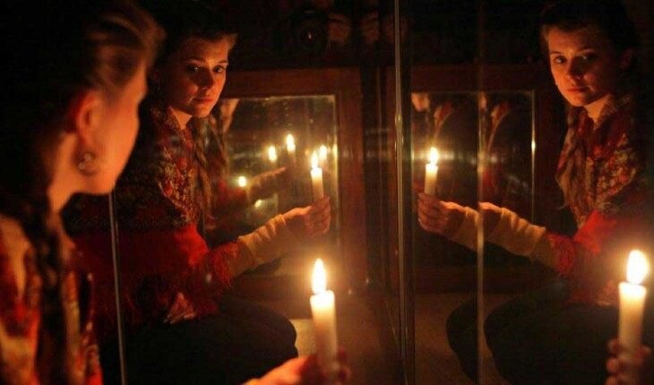    Зеркальный коридор – известное, но вместе с тем пугающее гадание