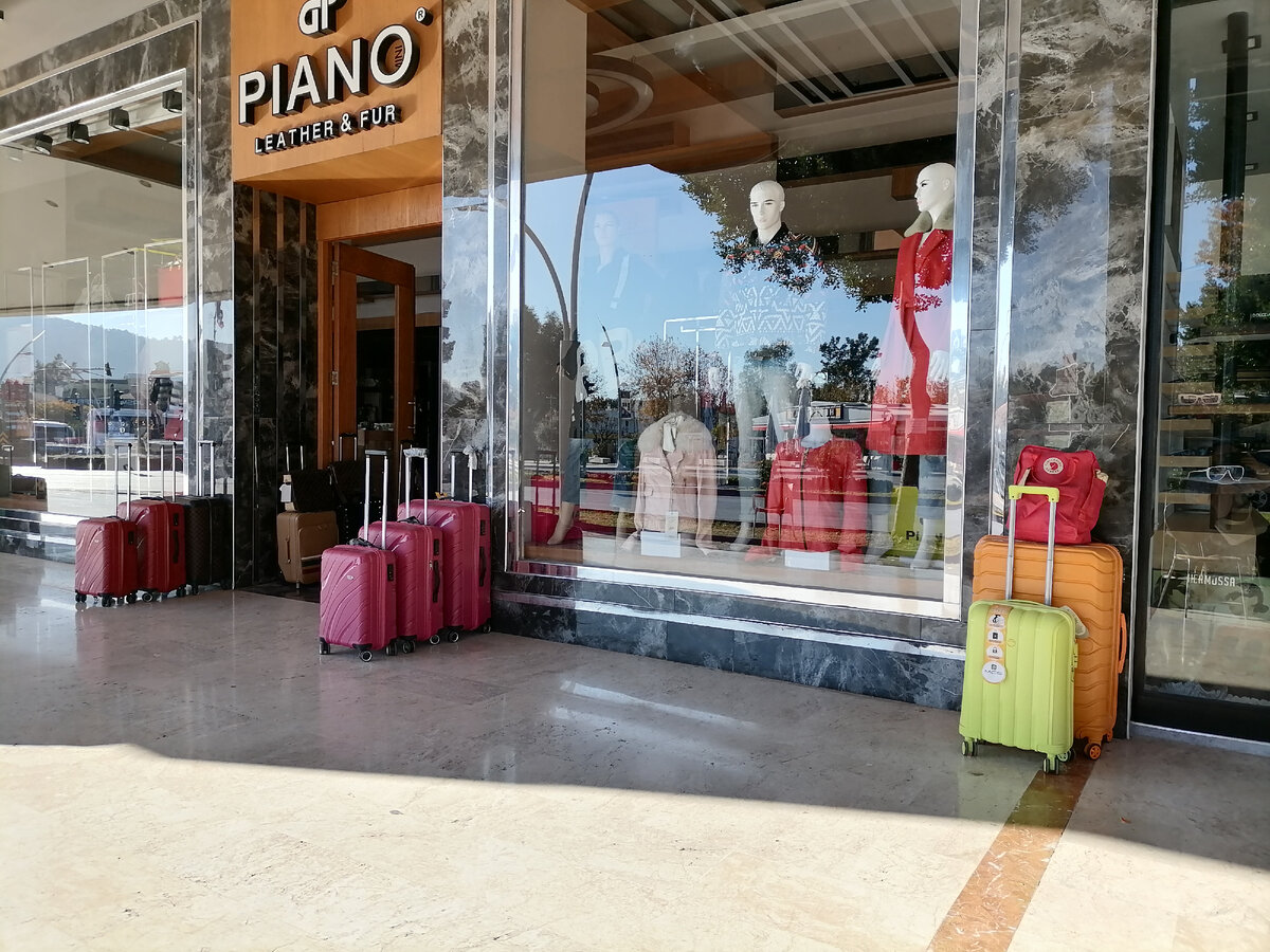 Фото автора. Магазин с сумками и чемоданами