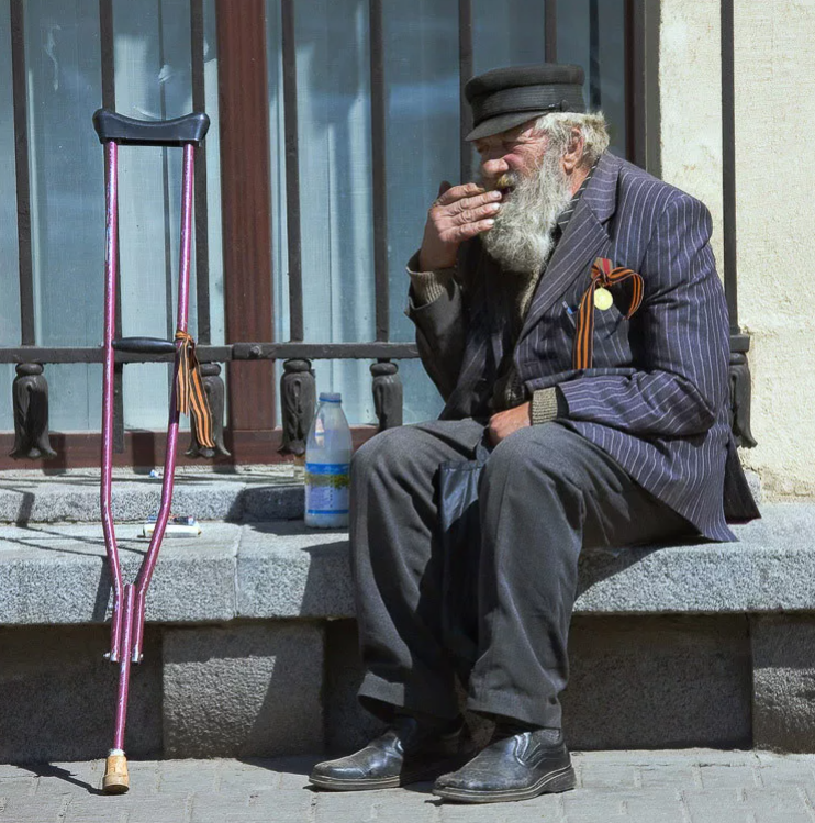 Жизнь стоит на паперти и просит. Старик сидит. Бедный дедушка. Нищий старик. Старик просит милостыню.