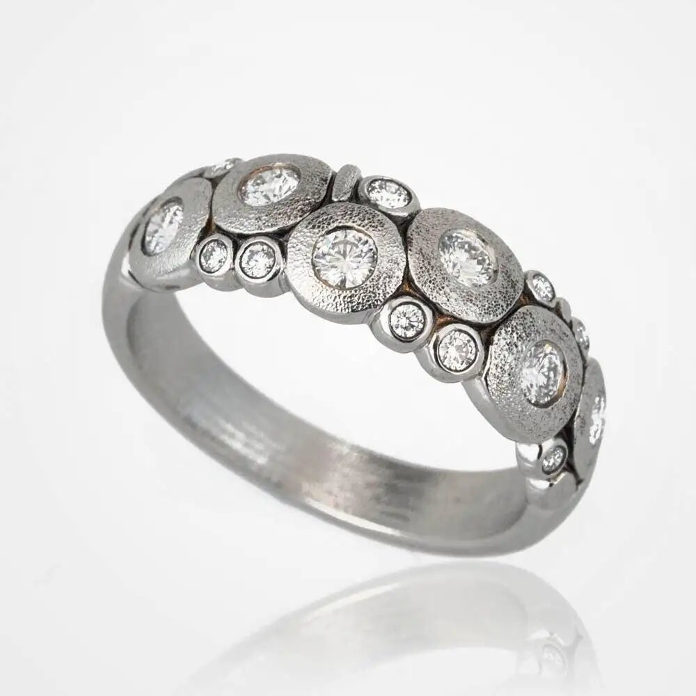 бронницкий ювелир артикул 01к038-01. ювелир 21. тиффани картье золото. кольцо с бриллиантом на черном фоне. браслет тиффани золотой.