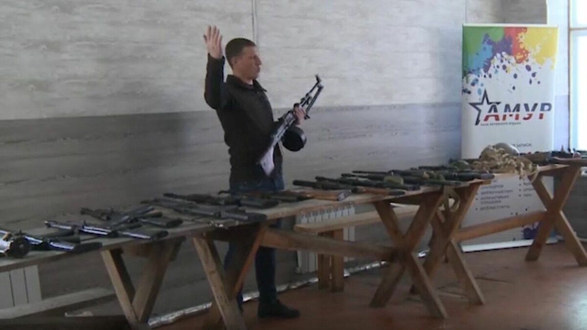     Движение «РОКОТ Z» организовало мастер-класс по военной подготовке для детей мобилизованных из села Таежного Хабаровского района. Хабаровских школьников научили разбираться в боевом оружии, в том числе современном. Для детей также было организовано «сражение» во время игры в лазертаг.