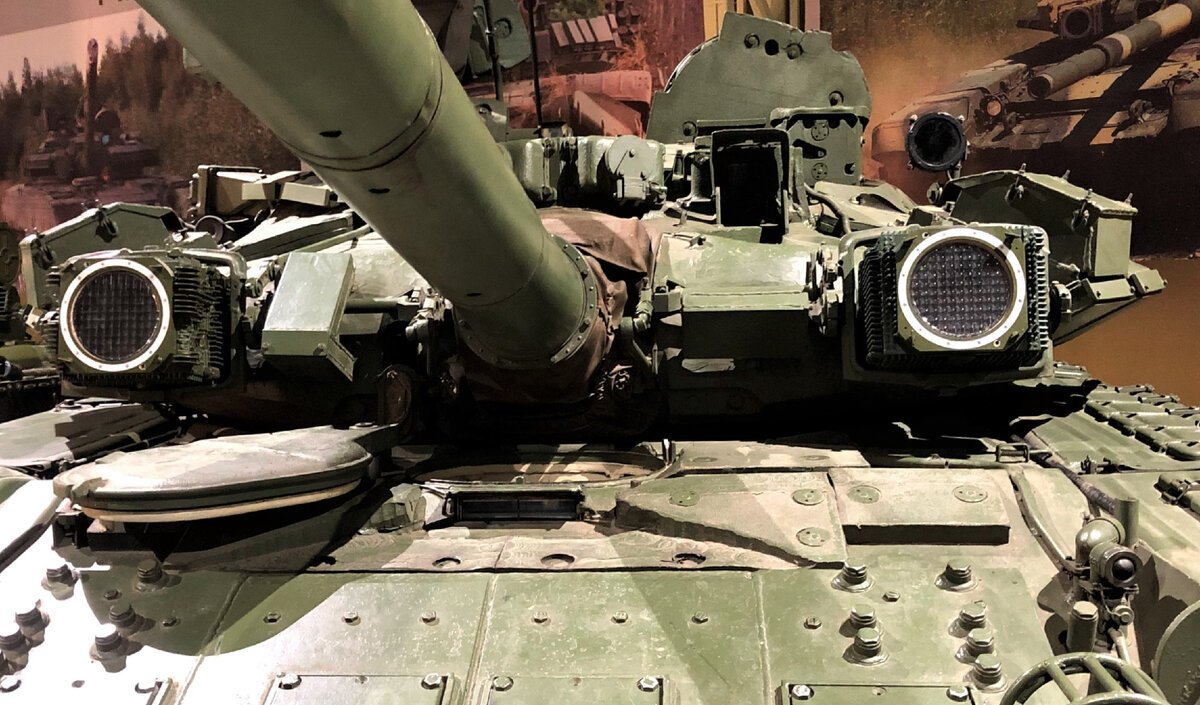 По сравнению с Т-72Б, на танке повышен уровень защиты от нейтронного оружия и проникающей радиации, в том числе за счет увеличения площади наружных поверхностей корпуса и башни, дополнительно прикрытых противонейтронным надбоем, а также за счет увеличения толщины слоев применяемого защитного материала. 