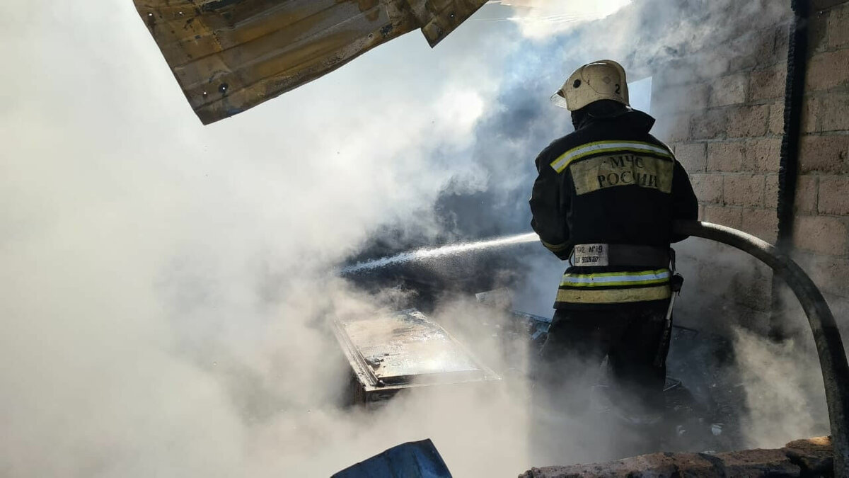     В пятницу во Фроловском районе Волгоградской области рано утром сгорел частный дом. Его хозяина госпитализировали в тяжелом состоянии. Причина пожара не установлена, сообщили в ГУ МЧС по региону.