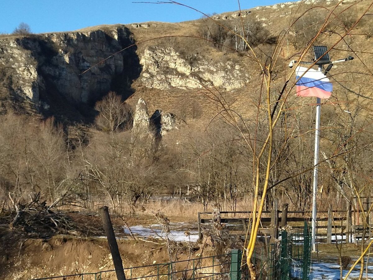 Одинокая гора в виде зуба, это будет наш последний объект путешествия, фото внизу текста.