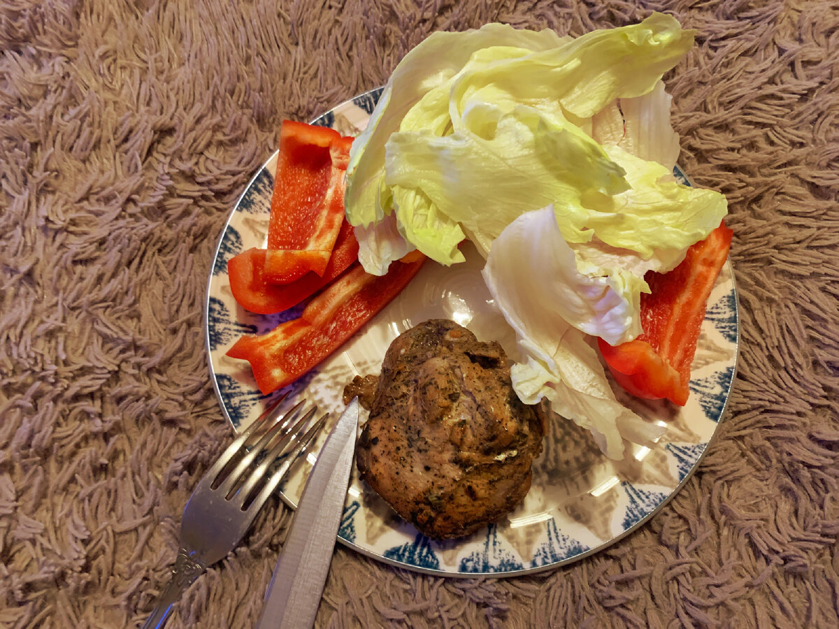 Извините за фото на временном пристанище для этой тарелки. Конечно, мы кушаем за столом))