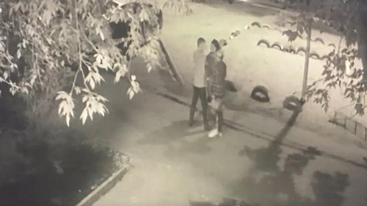    Люди стоят на улице в Павлодаре:предоставлено родственниками