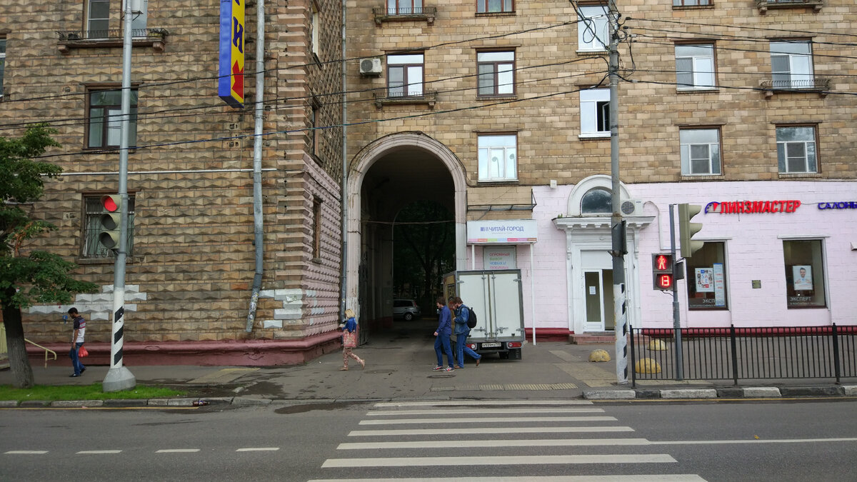 Всё-таки я нашёл у себя это фото. Через эту арку я ребёнком сотни или тысячи раз ходил в детстве, фотография год 2010-2015