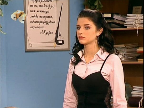 Даша чувствует себя очень не уверенно в первых сезонах, когда временами снимает с себя прикид гота.