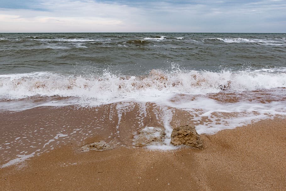 Песчаное море отзывы. Азовское море песок. Пляжи Азовского моря. Азовское море Мариуполь. Дикие пляжи Азовского моря.