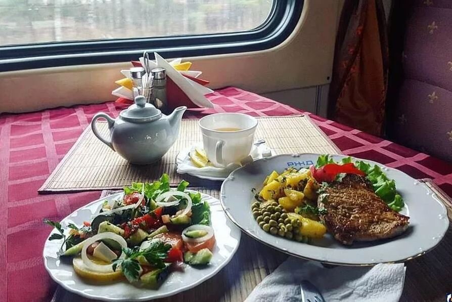 Толстый только что пообедал на вокзале. Вагон-ресторан в поезде РЖД. Блюда в вагоне ресторане. Еда в вагоне ресторане. Еда в поезд.