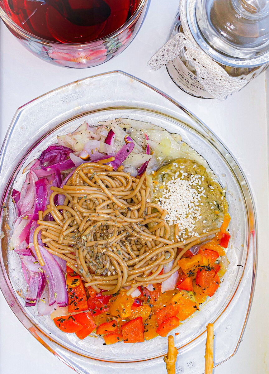 Сегодня я заварила изумительный каркаде с изюмом сушёным яблоком, апельсином, лепестками василька