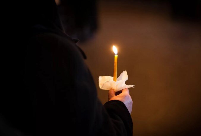 Свечи на отпевании усопшего