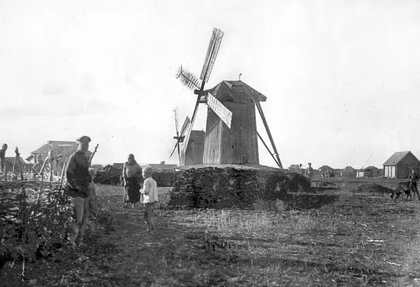 Рис. 2. Ветряные мельницы. Фото из свободных источников.