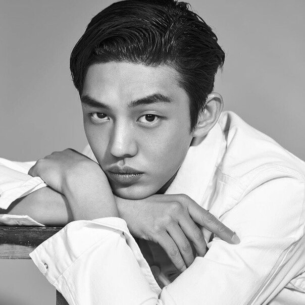 Ю А Ин Родился 6 октября 1986 года (36 лет) Южная Корея, Тэгу. Дебютировал в 2003 г, фильм не стал особо популярным.Но следующие роли быстро принесли успех актёру.