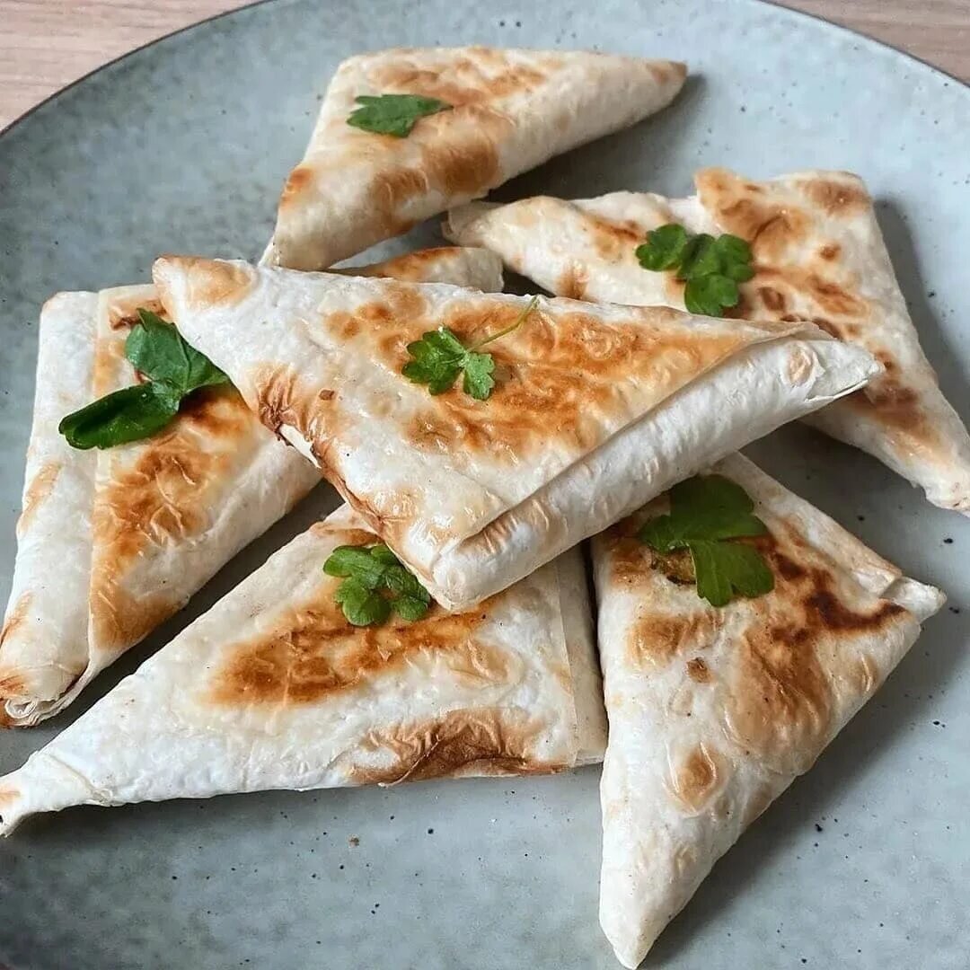 самый простой рецепт лаваша. вкусные закуски из лаваша. лаваш с начинкой. конвертики из лаваша в духовке. блюда в лаваше.