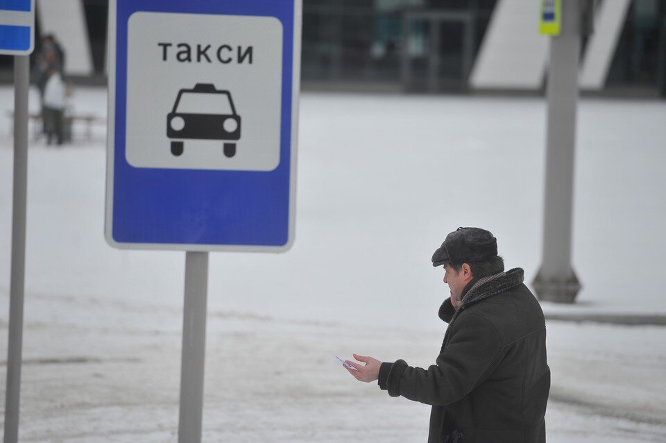     В Новосибирске таксист с клиенткой устроили скандал из-за потерянного кошелька. Алексей БУЛАТОВ