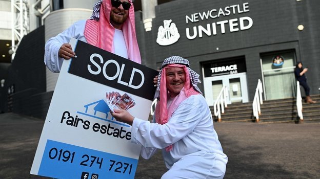    Болельщики «Ньюкасла» празднуют продажу клуба новым владельцам. AFP