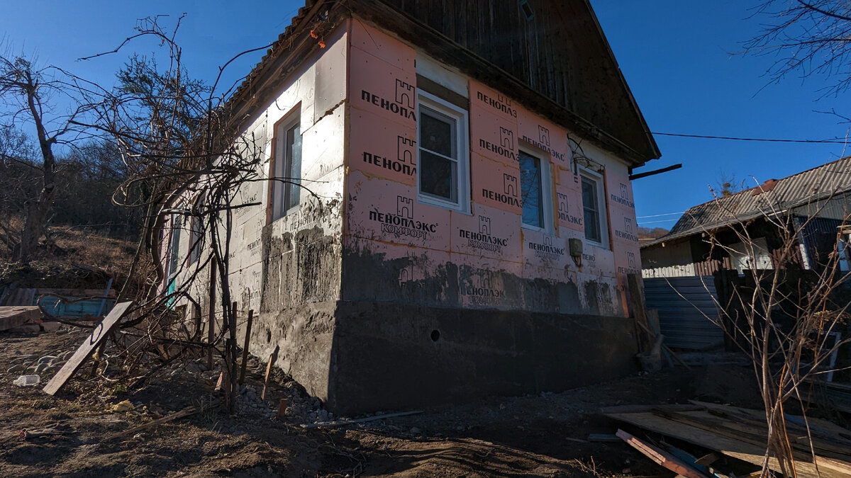 Один из моих домов на юге, только что подлили фундамент и утеплиои (следующий этап, обшивка фасада дома)