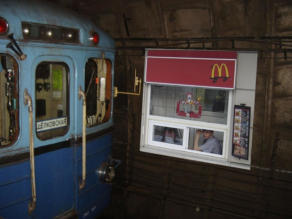 Макдональдс в тоннеле метро. Поезд метро остановился в тоннеле. Смешной поезд метро. Остановка поездов в метро в туннеле.