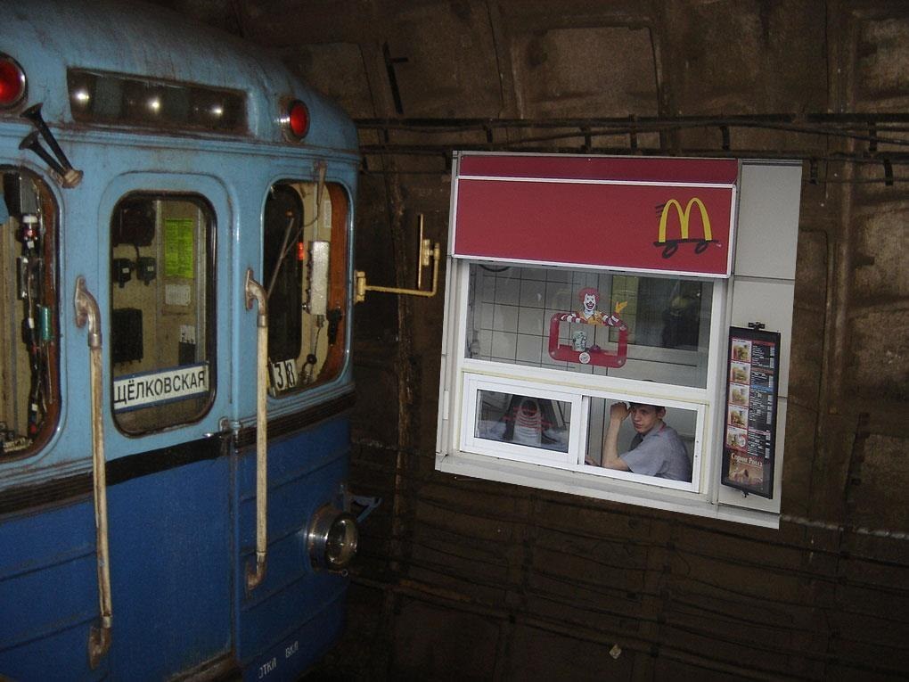 Поезд метро. Поезд в тоннеле метро. Смешные вагоны метро. Метро электричка.