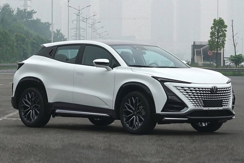 На фото: обновленный кроссовер Changan Uni-T 2023 модельного года