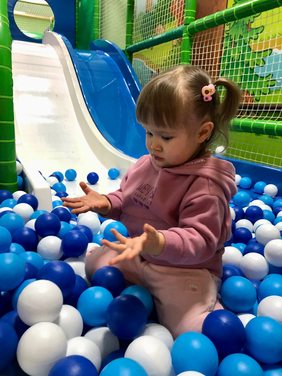 Дочка играет