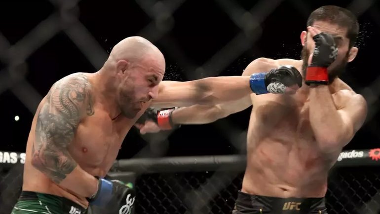    Алекс Волкановски и Ислам Махачев. USA Today Sports