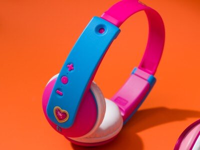    Детские наушники JVC: яркие, крепкие, защищают слух