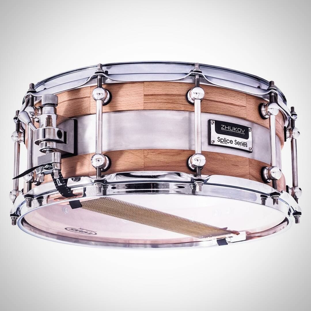 Струны с подструнником на малом барабане.