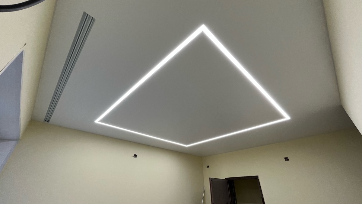 Световая линия в комнате-служит основным освещением.