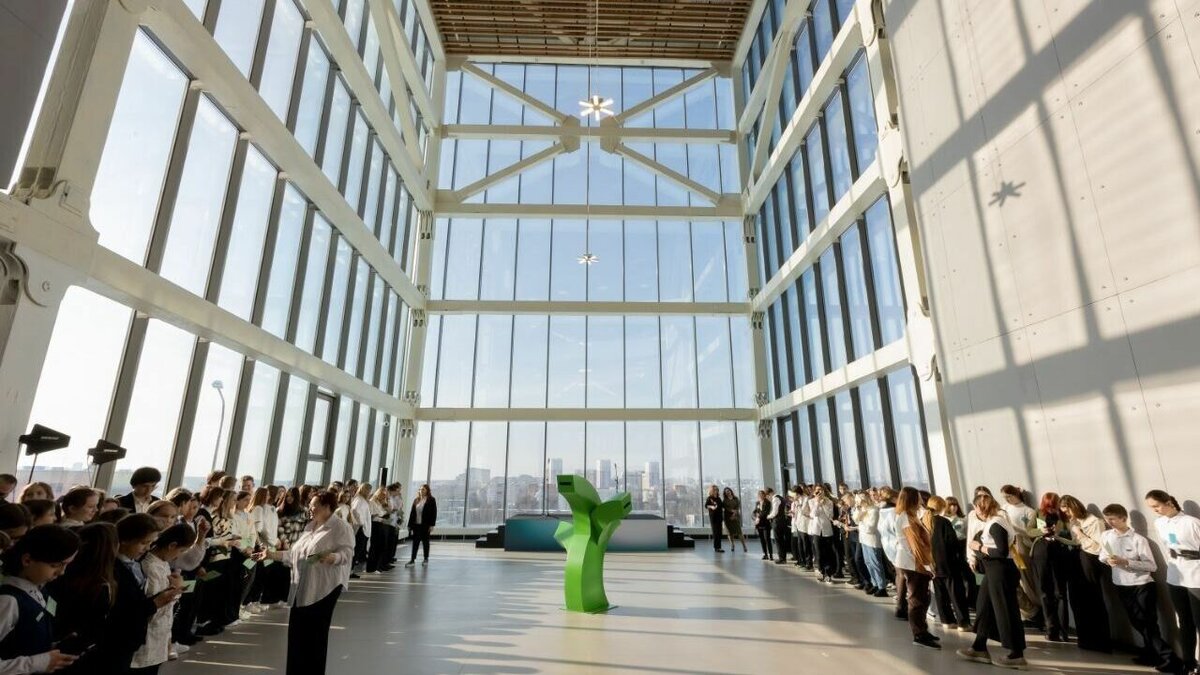     В корпусе «Школы 800» в Верхних Печерах Нижнего Новгорода появилось «Древо времени». Как пояснил губернатор Глеб Никитин, арт-объект стал подарком для образовательного учреждения.