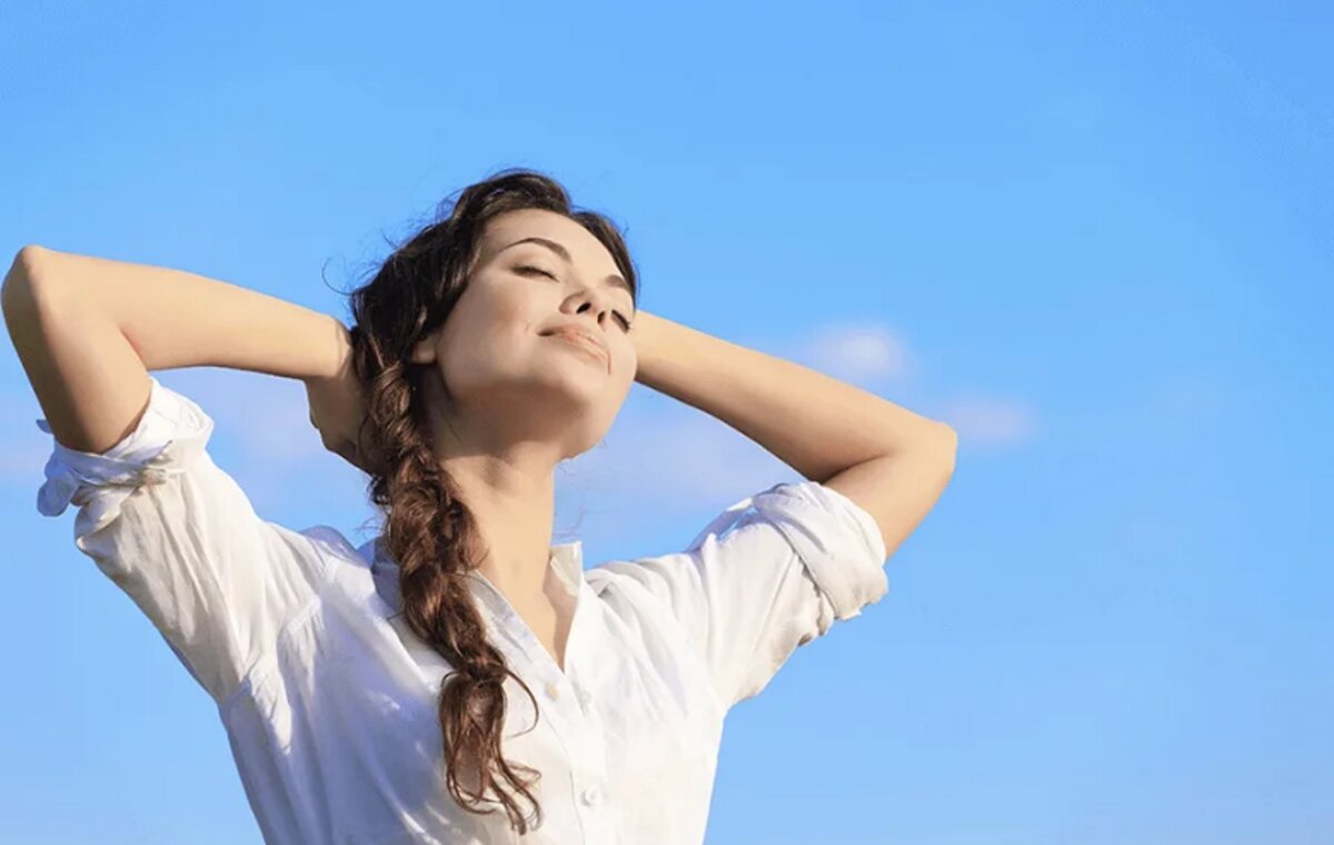 Счастливая девушка. Чувство удовлетворения и счастья. Счастливая девушка на природе. Человек полный энергии. Радостная женщина.