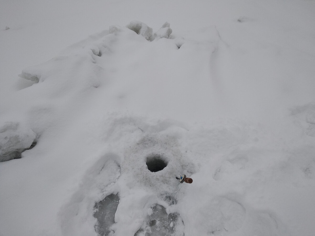 Лунки при поиске судака сверлятся по краю торосов. Фото автора Калачева А.