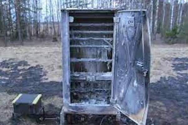 Сожжённый релейный шкаф на железной дороге. Не в Карелии. Но похожее повторение. 