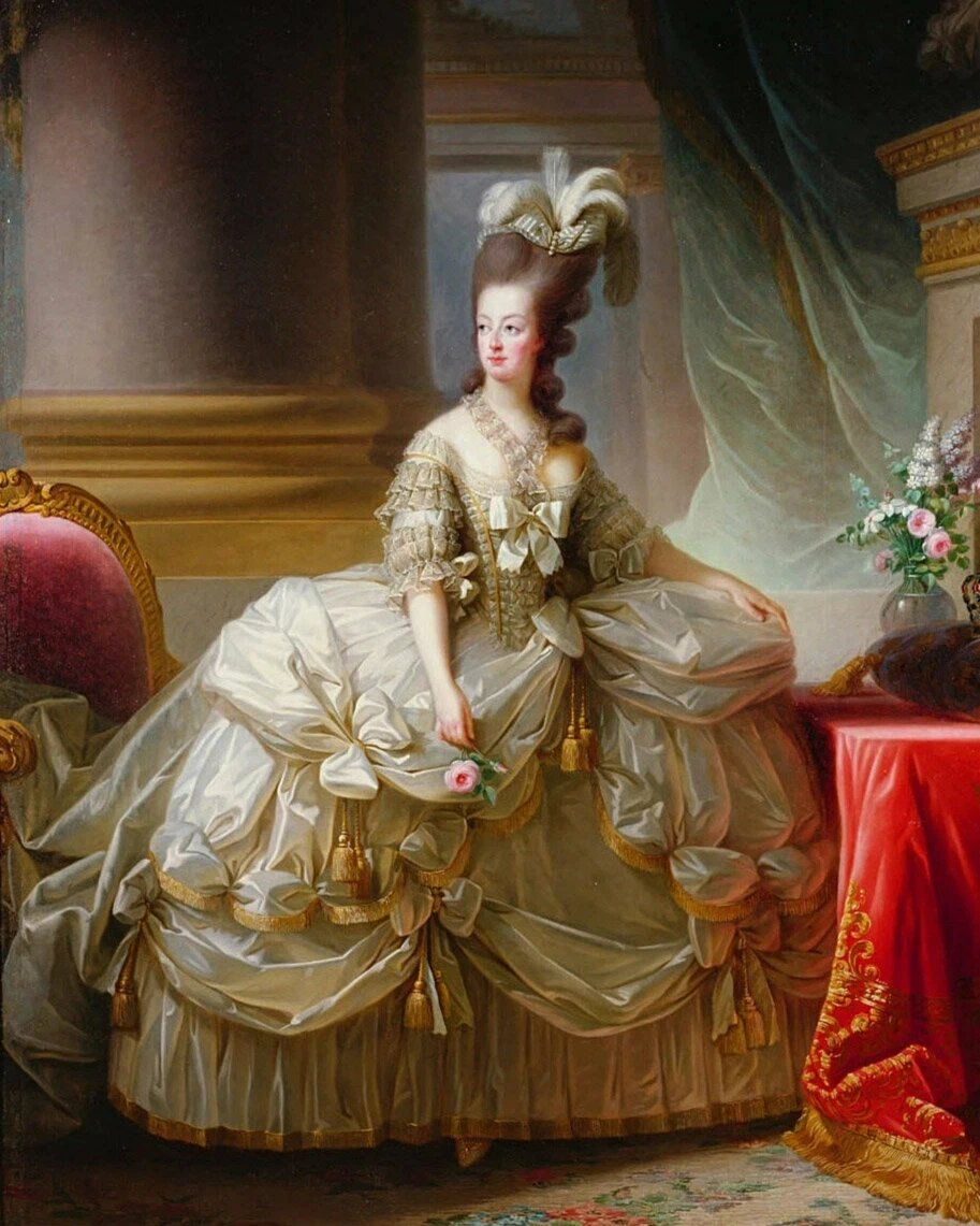 Наверно, самое известное платье в стиле рококо - Мария Антуанетта. Минимум драгоценностей - только жемчуг.