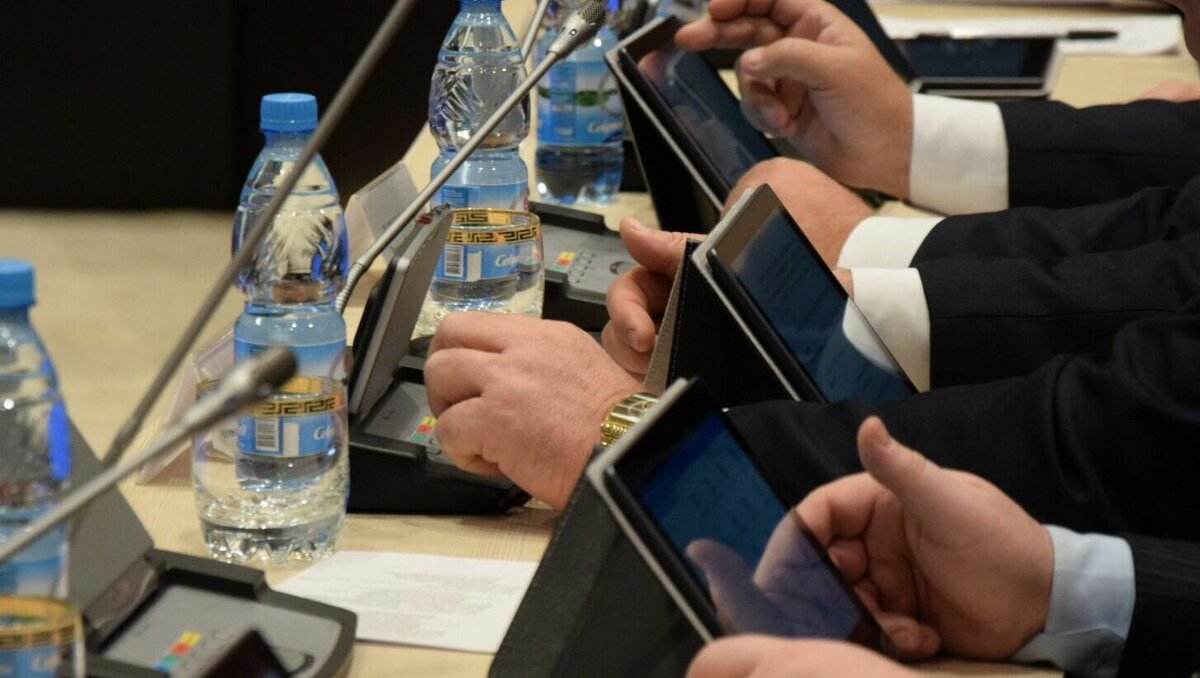     Сегодняшний день выдался богатым на новости, связанные с депутатами: народные избранники приняли закон о сокрытии своих доходов, отправили коллегу в отставку и приняли меры поддержки для семей участников СВО.