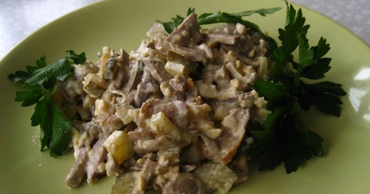 Печень с майонезом и луком. Салат с печенью куриной с грибами и солеными огурцами. Салат с печенью говяжьей и солеными огурцами. Салат из печени с солеными огурцами. Салат из куриной печени с соленым огурцом