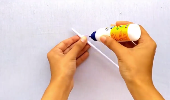 Для начала нам нужно из белой бумаги размером 30*7 скрутить трубочки, для удобства можно использовать тоненькую деревянную палочку, край проклеить клеем ПВА. Таких трубочек нужно сделать 16 штук.