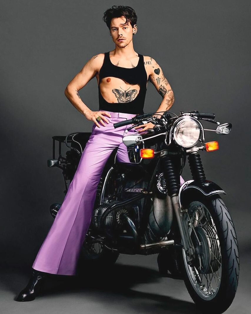 Гарри Стайлс в образе байкера смотрится очень горячо!