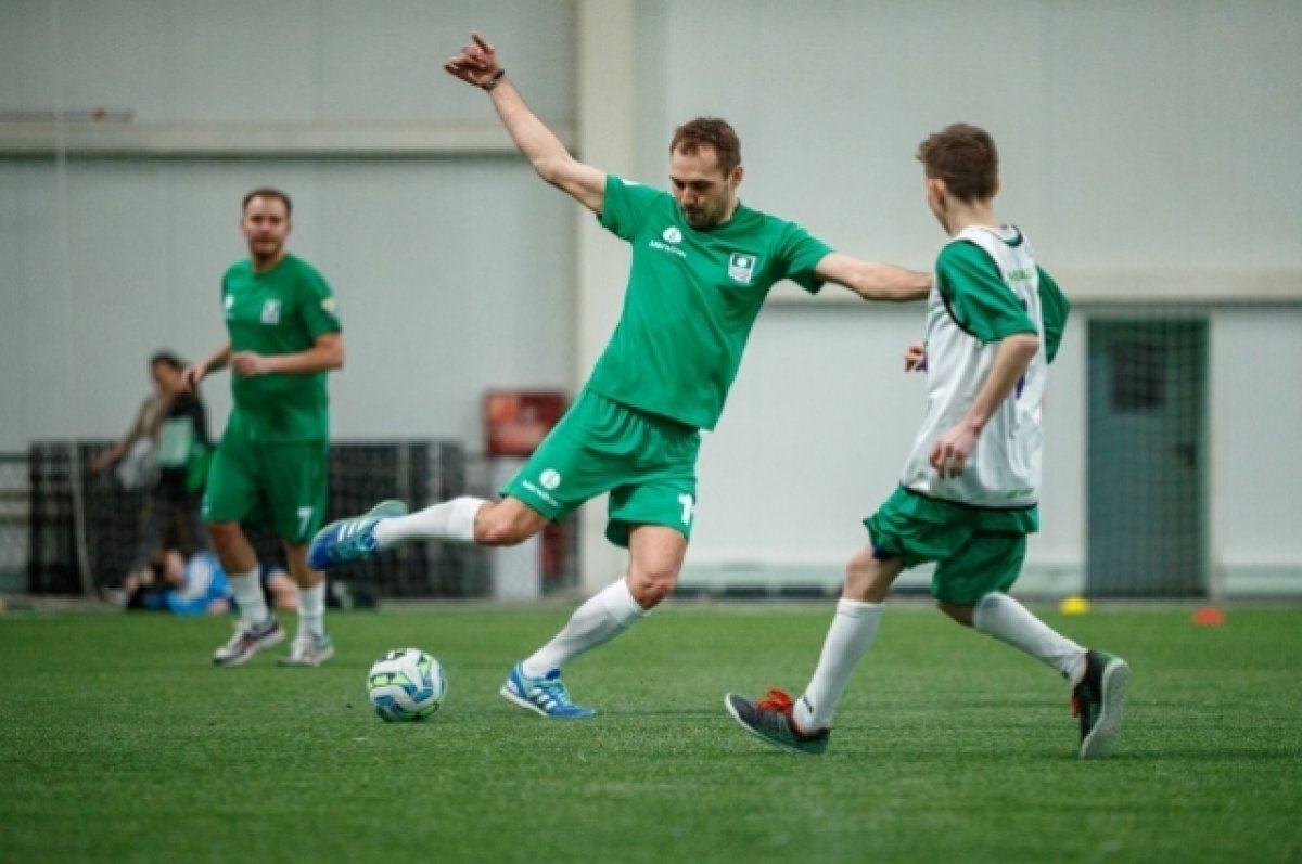    Юные уральцы провели матч со звездами футбола