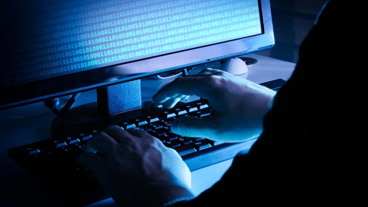    Мужчина работает за компьютером:M-A-U / Getty Images