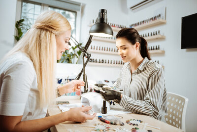    Мастер маникюра © Adobe Stock