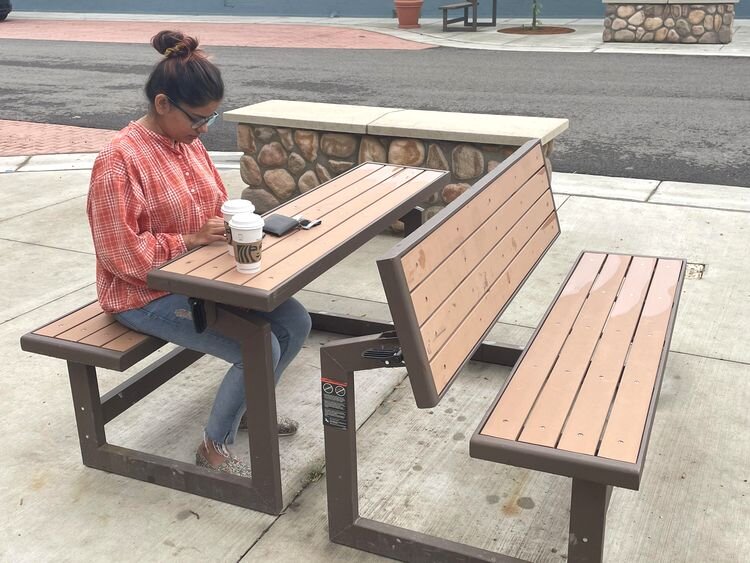 Источник: https://www.reddit.com/r/mildlyinteresting/comments/uz0hdz/a_park_bench_that_can_fold_to_a_table