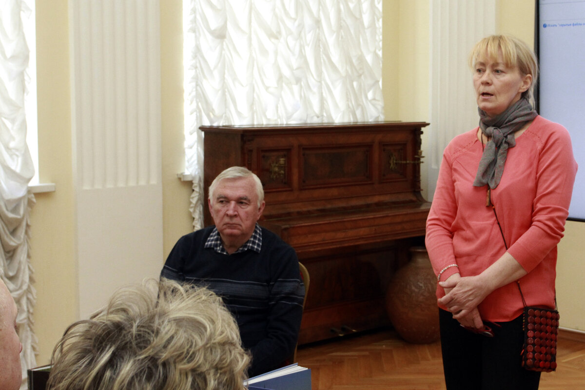 Светлана Шестова методист по музейно-образовательной деятельности центра музейной педагогики представляет Виталия Кошкина участникам встречи