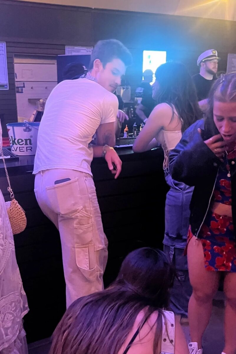    Шон и Камила за барной стойкой Фото: Daily Mail