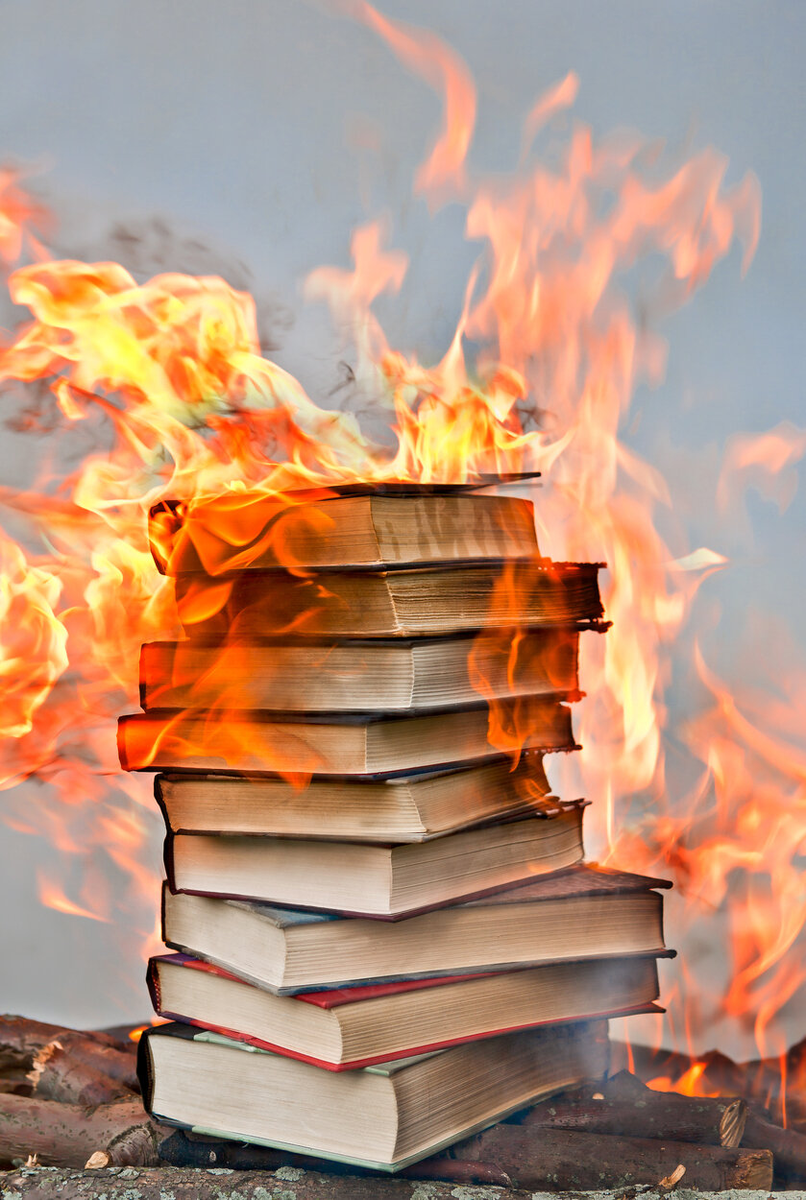 Тетрадь горит. Цитаты из книг. Фотосессия с горящей книгой. Книга с огнем. Р брэдбери 451 градус по фаренгейту.