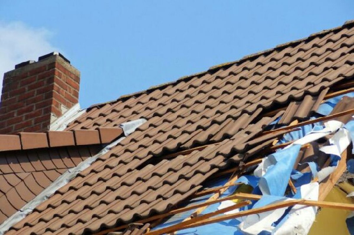    В Татарстане рабочий во время капремонта свалился с крыши дома